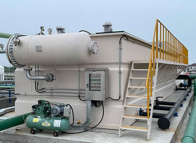 Steel dissolved air flotation (DAF) unit with air saturation vessel and compressor